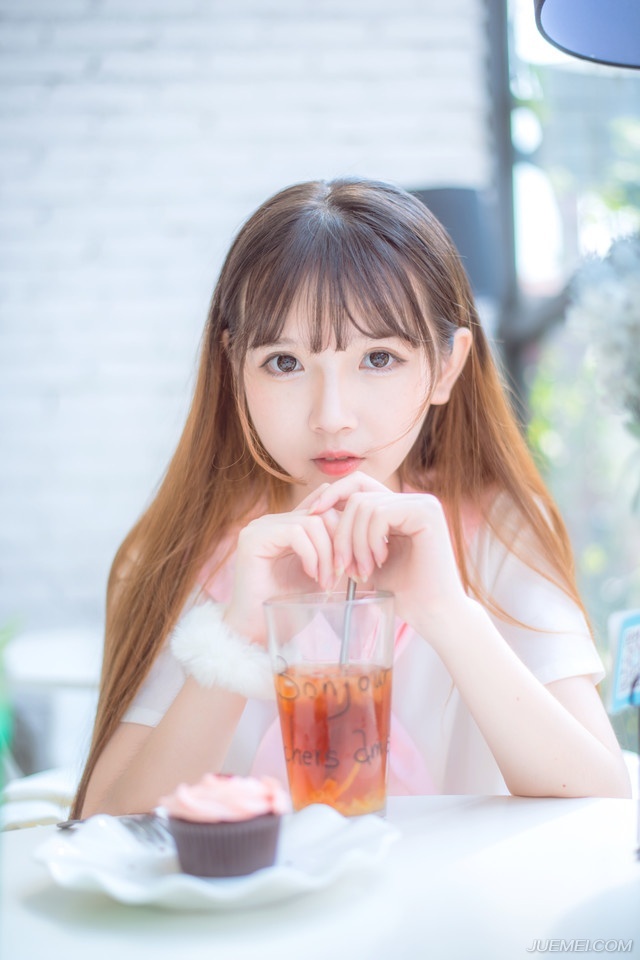 “告诉那些世家，我军承诺，入蜀之后，对世家一定秋毫无犯，更不会动他们如今拥有的利益，甚至还会做出一些让步！”想了想，诸葛亮又补了一句。